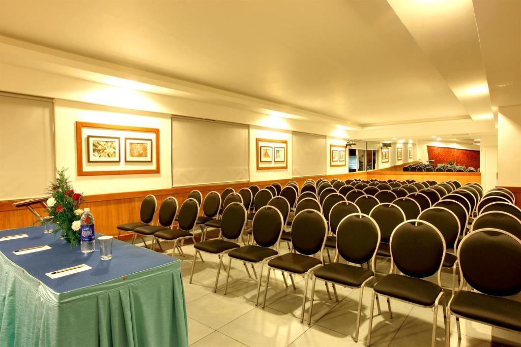The Senate Hotel Kochi Extérieur photo