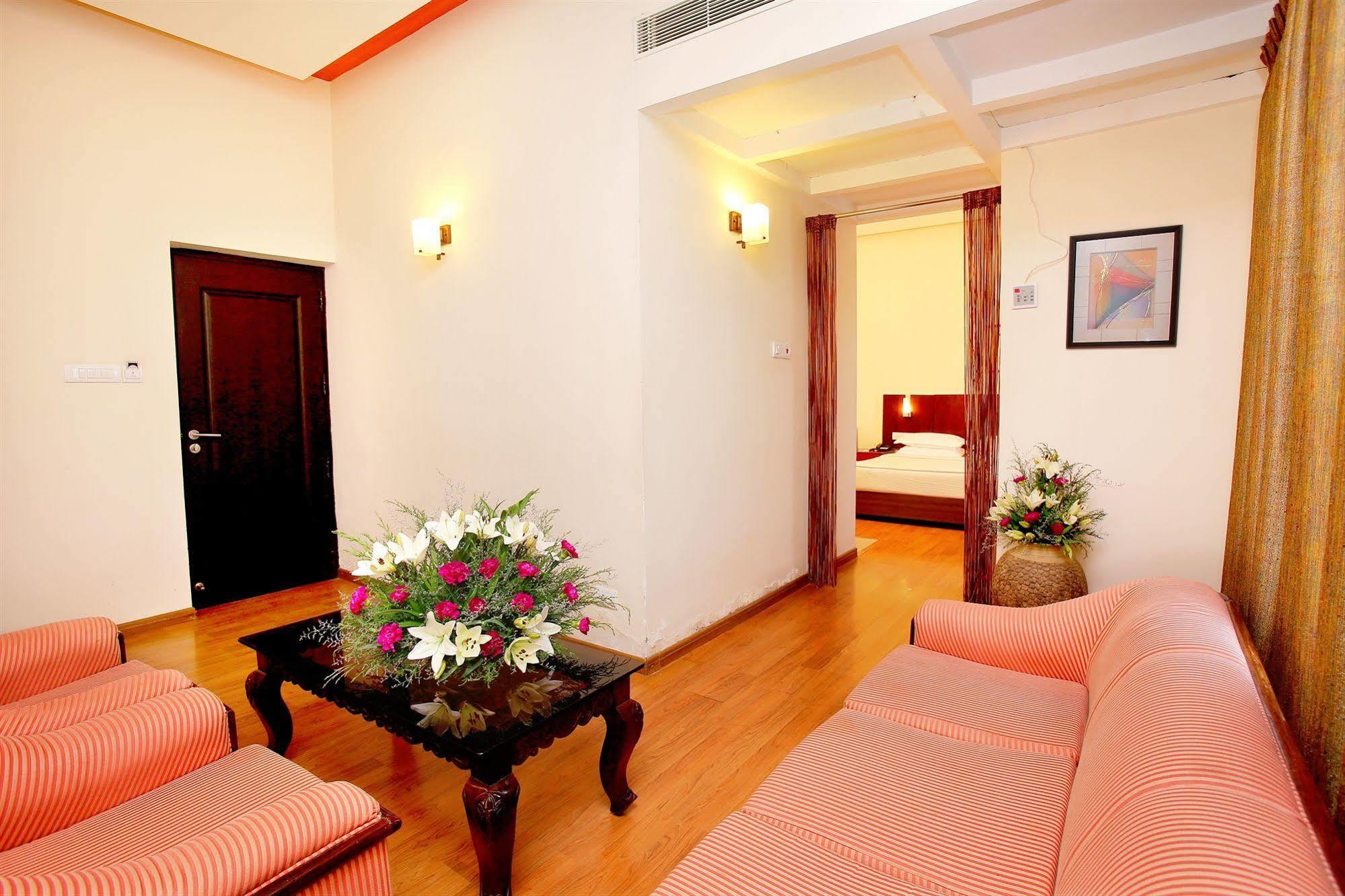 The Senate Hotel Kochi Extérieur photo