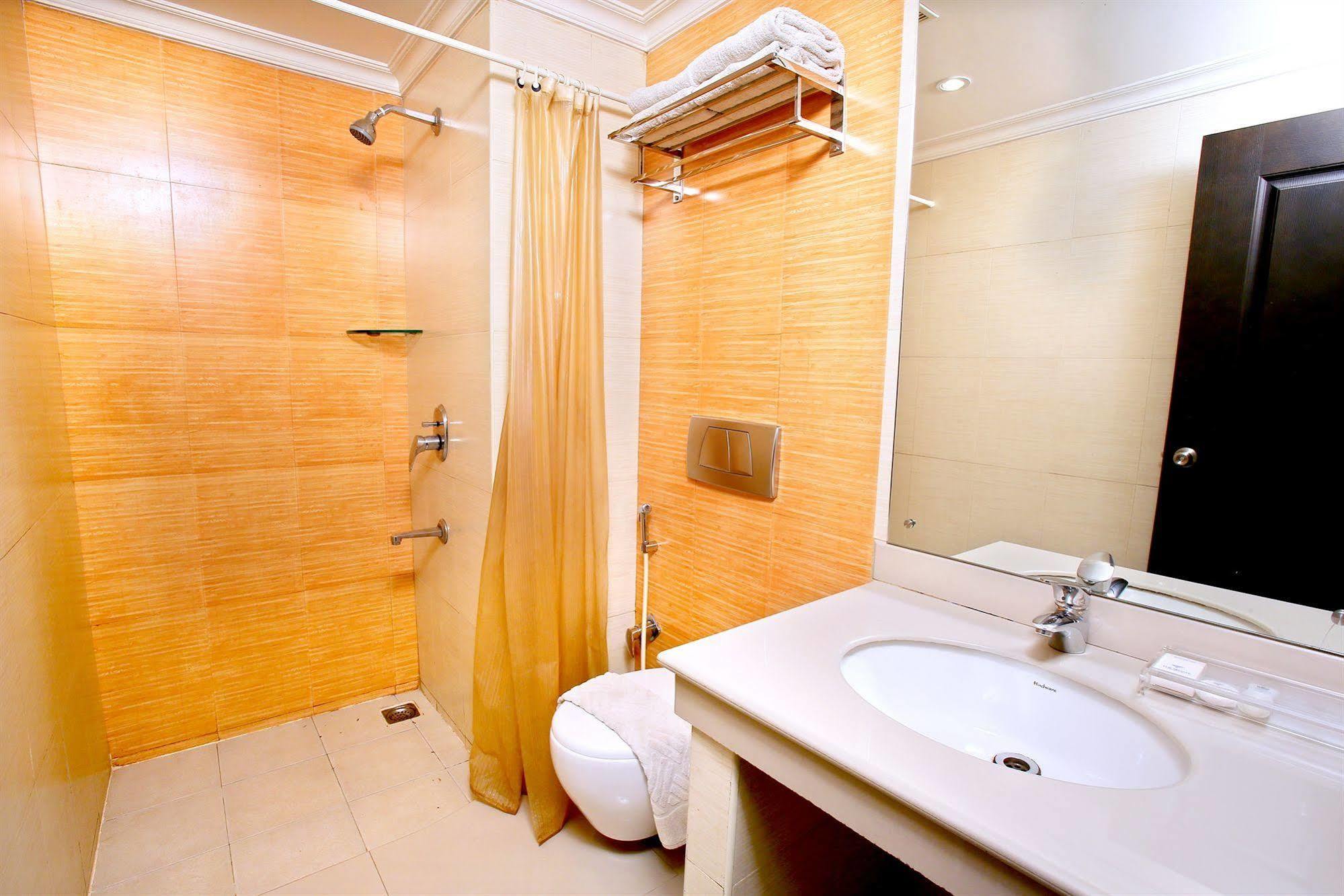 The Senate Hotel Kochi Extérieur photo