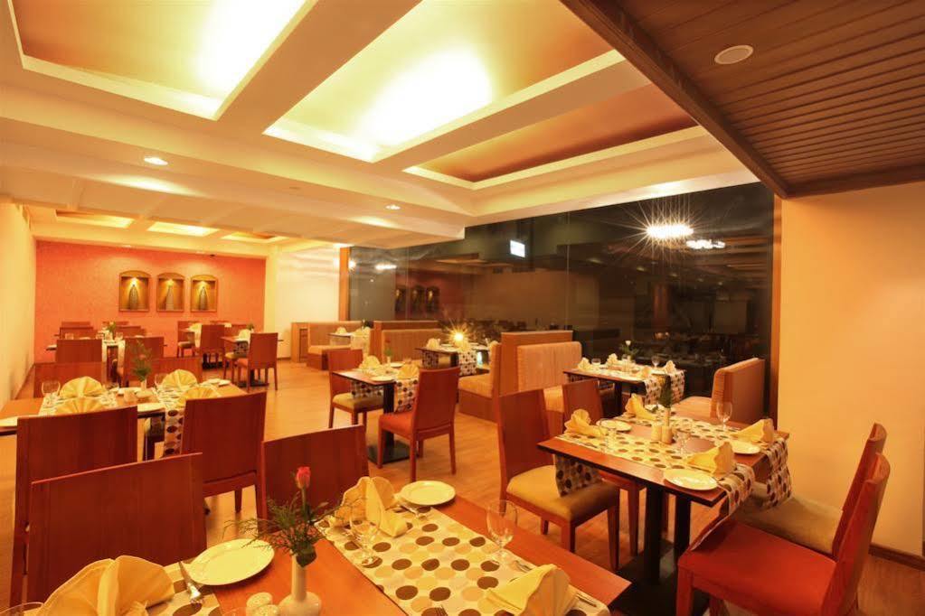 The Senate Hotel Kochi Extérieur photo