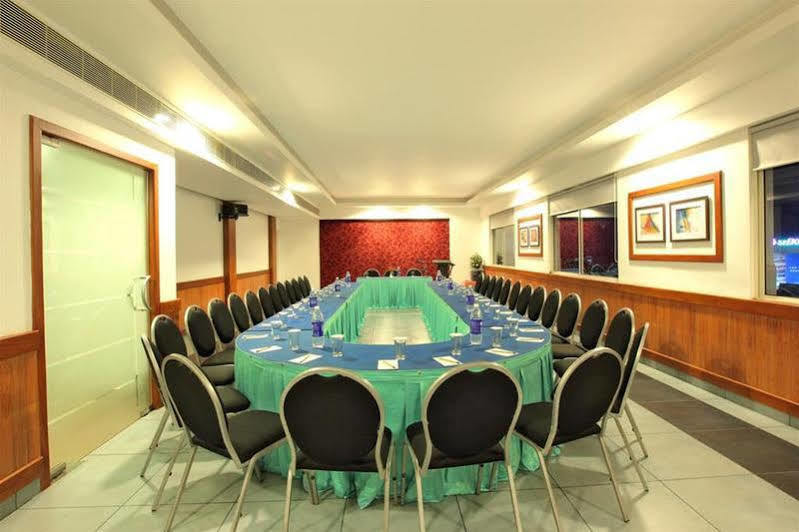 The Senate Hotel Kochi Extérieur photo