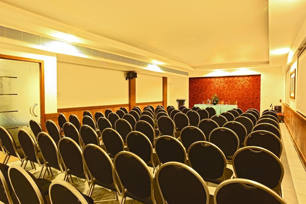 The Senate Hotel Kochi Extérieur photo