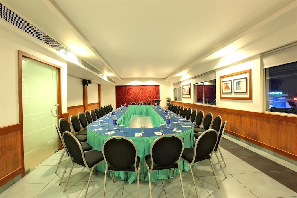 The Senate Hotel Kochi Extérieur photo